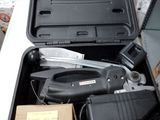 une mallette noire contenant des outils, posée sur une table