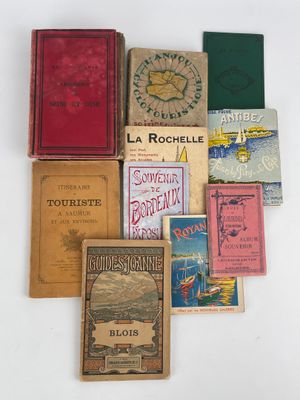 de nombreux livres posés sur une table