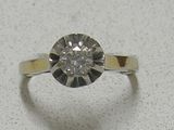 une photo d'une bague en diamant posée sur une table, sur fond blanc