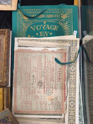 de nombreux livres anciens exposés dans une vitrine