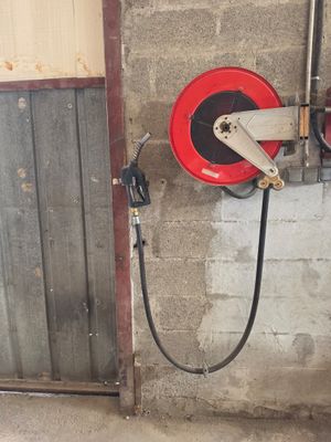 un tuyau fixé au mur d'un garage
