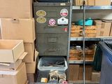 une pile de cartons empilés les uns sur les autres sur une étagère dans une pièce