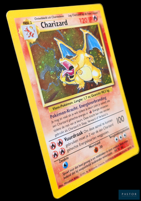 une carte Pokémon jaune sur laquelle figure l'image d'un personnage Pokémon