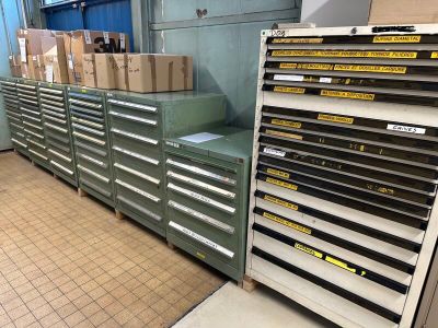 une pièce où se trouvent de nombreux tiroirs sur lesquels sont posées des boîtes