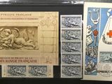 trois timbres différents sont exposés dans une vitrine posée sur une table