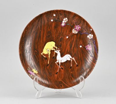 une image représentant une assiette décorative ornée d'un cheval et de fleurs