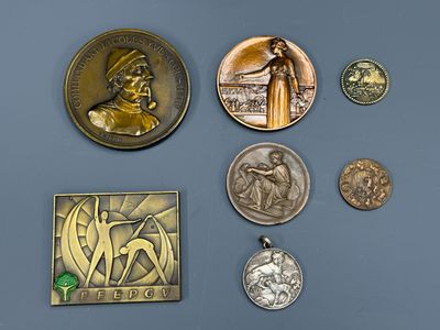un lot de pièces de monnaie sur une table