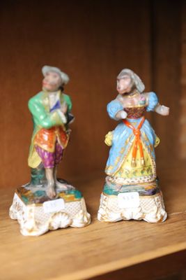 deux figurines représentant des personnes posées sur une étagère