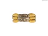 gros plan d'une bague en or avec des diamants sur fond blanc