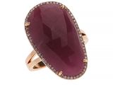 une bague en pierre rose sertie de diamants sur fond blanc