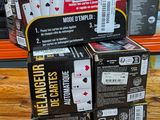 des boîtes de cartes à jouer posées sur une table en bois dans un magasin
