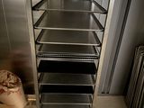une étagère métallique comportant de nombreuses étagères