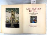 un livre ouvert sur lequel figure l'image d'un squelette