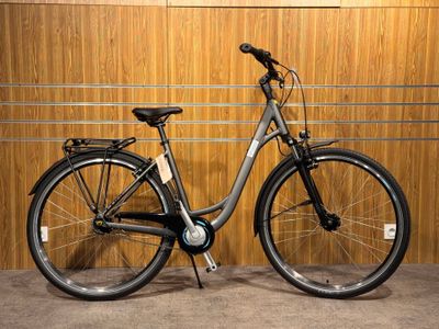un vélo garé devant un mur en bois