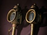 une paire de masques à gaz anciens en laiton sur fond violet
