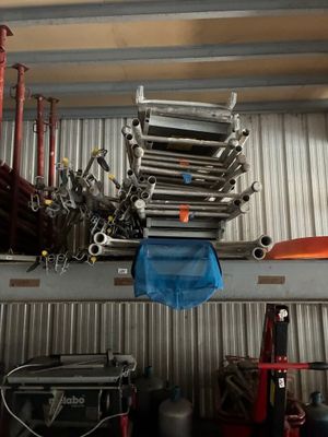 de nombreuses clés et autres outils posés sur une étagère dans un garage