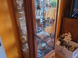 une armoire en bois avec une porte vitrée dans un salon