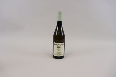 une bouteille de vin posée sur une table