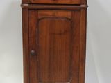 une vieille armoire en bois avec un plateau en marbre, sur fond blanc