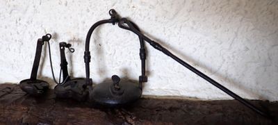 une paire de pinces en fer posée sur un morceau de bois