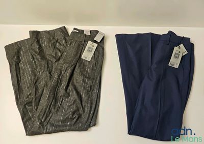 deux paires de pantalons posées l'une à côté de l'autre sur une table