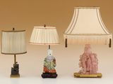 trois lampes différentes sont posées les unes à côté des autres sur une table