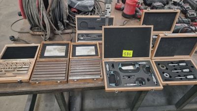 un grand nombre d'outils posés sur une table
