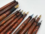 beaucoup de stylos alignés sur une table