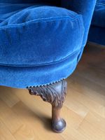 Paire de fauteuils à oreilles garnis de velours bleu (photo 2)