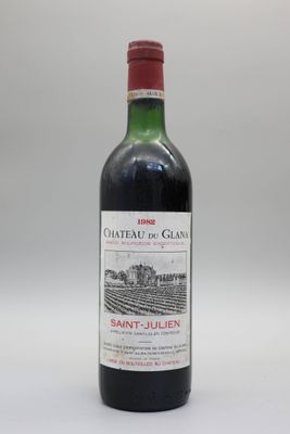 une bouteille de vin posée sur une table