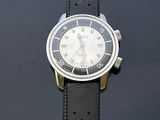 une montre posée sur une table noire