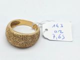 gros plan d'une bague en or portant une étiquette de prix