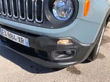 a close up of the front end of a jeep