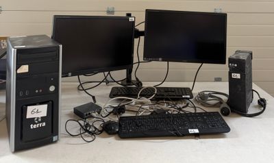 un ordinateur de bureau posé sur un bureau blanc