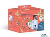 une photo représentant un appareil photo Polaroid blanc dans un coffret cadeau rouge