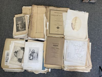 beaucoup de vieux livres qui traînent par terre
