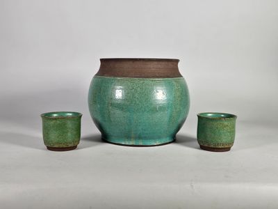 BERTE ? Trois cache-pots et terre cuite émaillée vert nuancé. Signé et