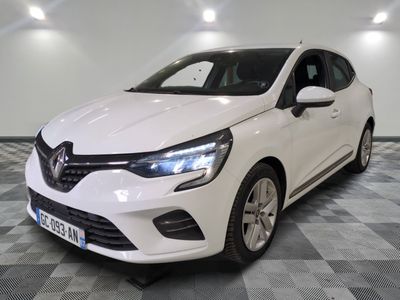 la voiture blanche est garée dans le garage sur un sol en damier