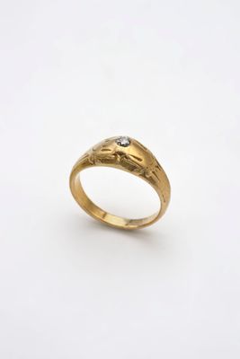 une image d'une bague en or avec un diamant au centre