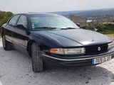 une voiture noire garée sur le bord de la route