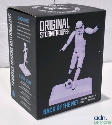 une boîte sur laquelle figure une figurine de Star Wars