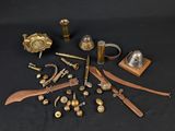 de nombreux objets en laiton posés sur une table noire