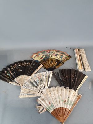 de nombreux types d'éventails sur la table