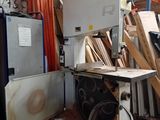une photo d'une pièce avec un réfrigérateur et beaucoup de bois