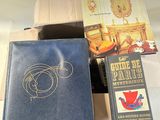 deux livres posés sur une table