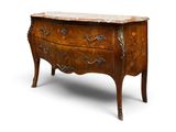 une commode ancienne avec un plateau et des pieds en marbre