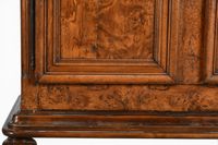 ARMOIRE (grande) rustique en bois de loupe moulurée, reposan… (photo 4)