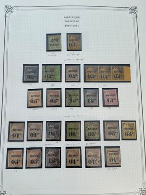 une image représentant une collection de timbres exposée