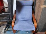 une chaise qui se trouve à côté d'une autre chaise dans une pièce