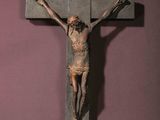 une statue de jésus en croix sur le mur